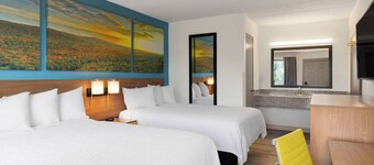Days Inn & Suites by Wyndham Indianapolis Airport East