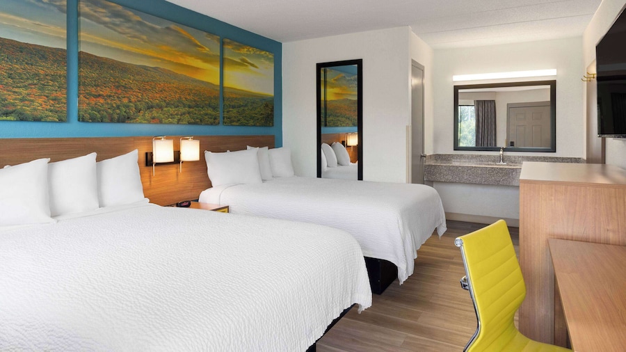 Days Inn & Suites by Wyndham Indianapolis Airport East