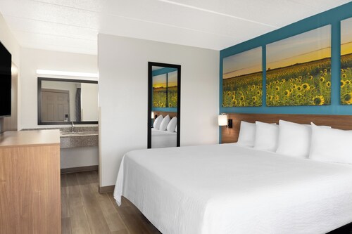 Days Inn & Suites by Wyndham Indianapolis Airport East