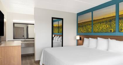 Days Inn & Suites by Wyndham Indianapolis Airport East