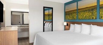Days Inn & Suites by Wyndham Indianapolis Airport East