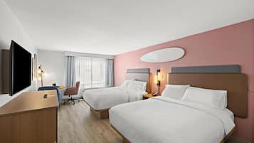 Escritorio, cortinas blackout, wifi gratis y ropa de cama