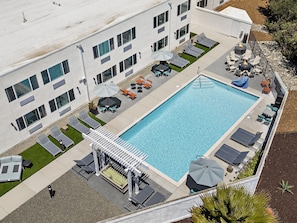 A rooftop pool area with sun loungers, a fire pit, and a pergola. - Hampton Inn San Simeon Cambria (San Simeon)