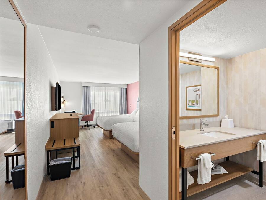Escrivaninha, cortinas blackout, Wi-Fi de cortesia, roupa de cama