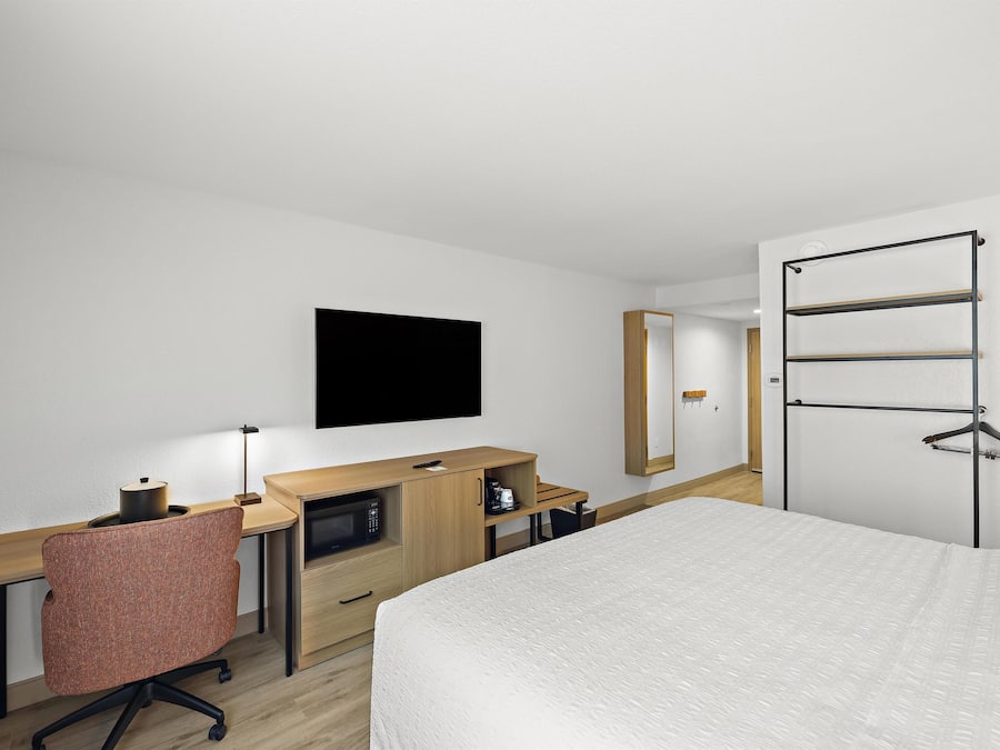 Escrivaninha, cortinas blackout, Wi-Fi de cortesia, roupa de cama