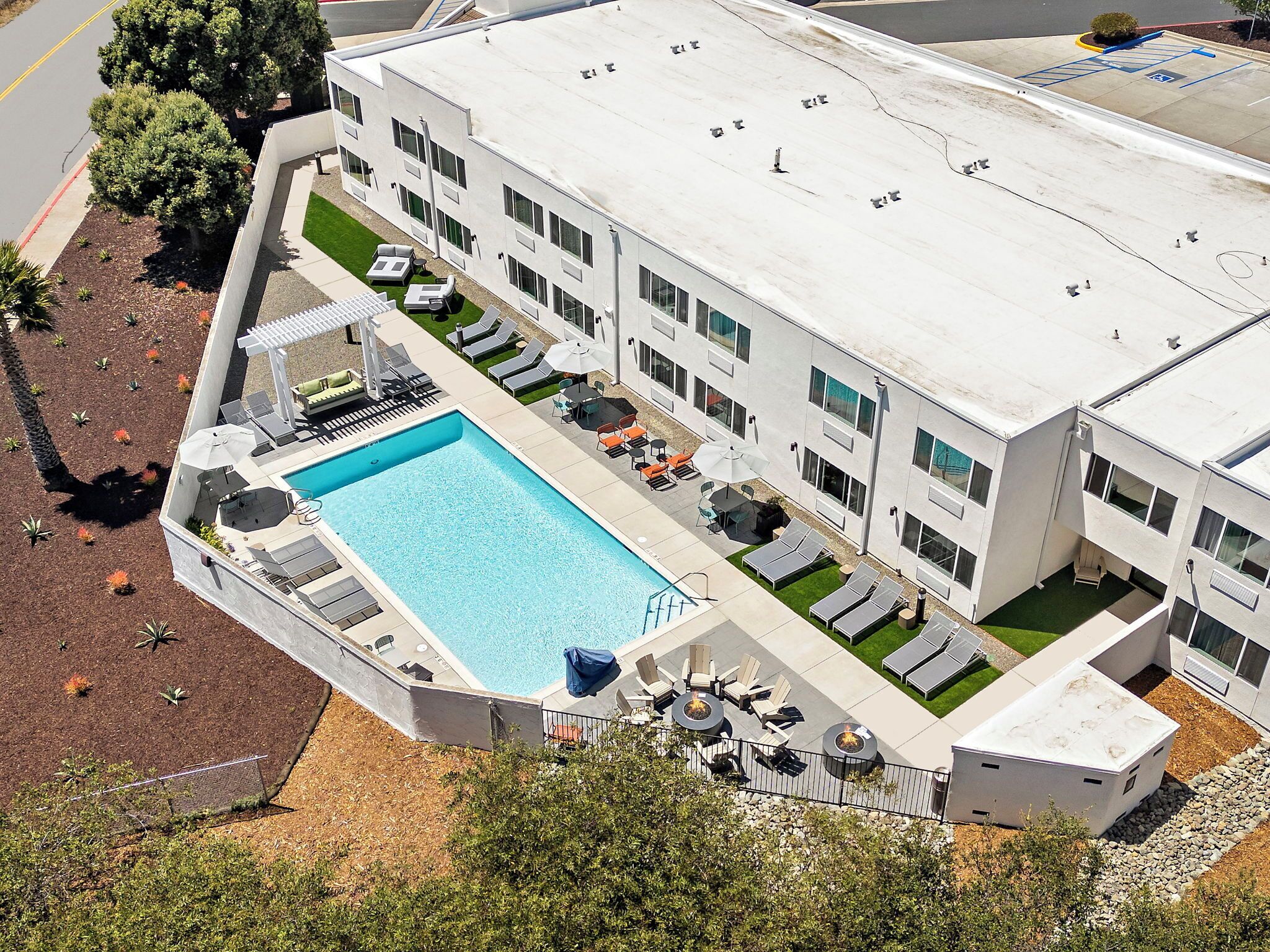 Una piscina al aire libre