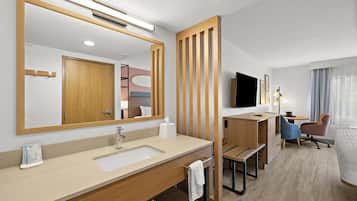 Shower, pengering rambut, sabun, dan sampo
