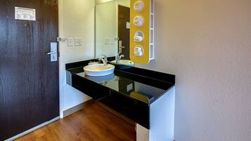 Combined shower/tub, towels