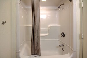 Bañera con ducha, toallas