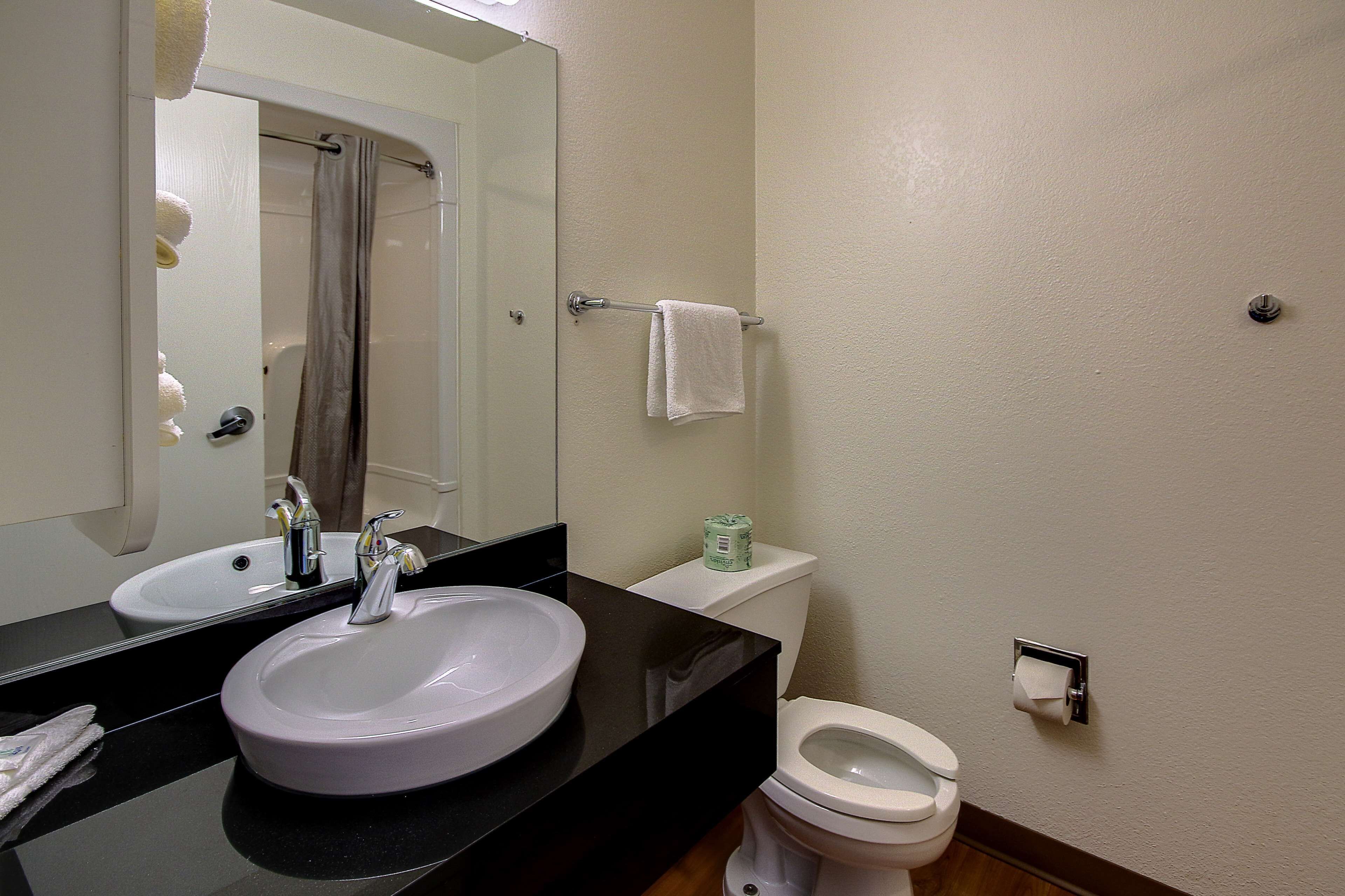 Combined shower/bathtub, towels