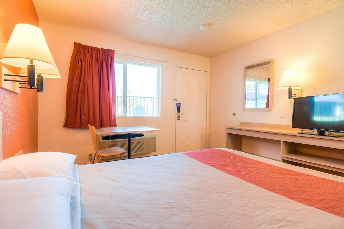 Blackout drapes, free WiFi, bed sheets