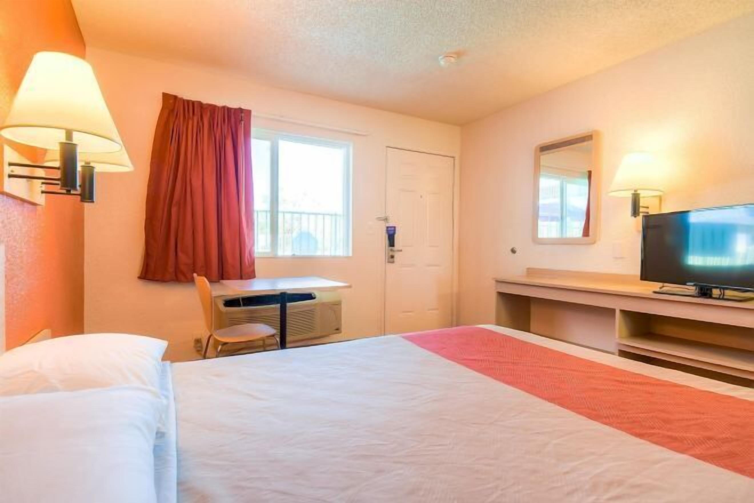 Blackout drapes, free WiFi, bed sheets