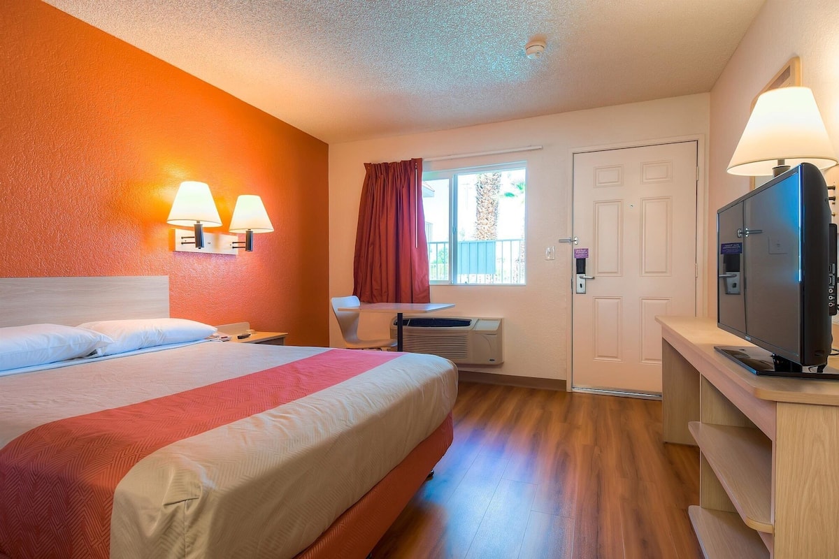 Blackout drapes, free WiFi, bed sheets