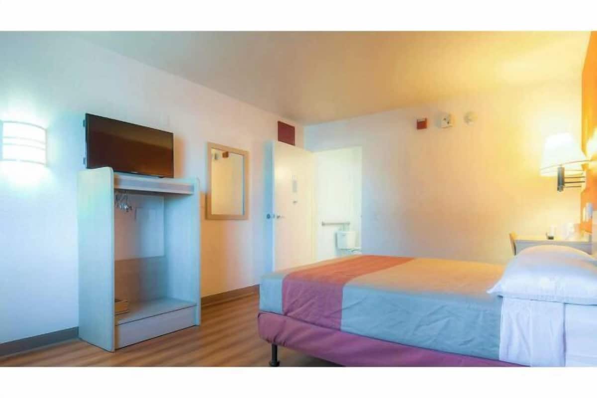Blackout drapes, free WiFi, bed sheets
