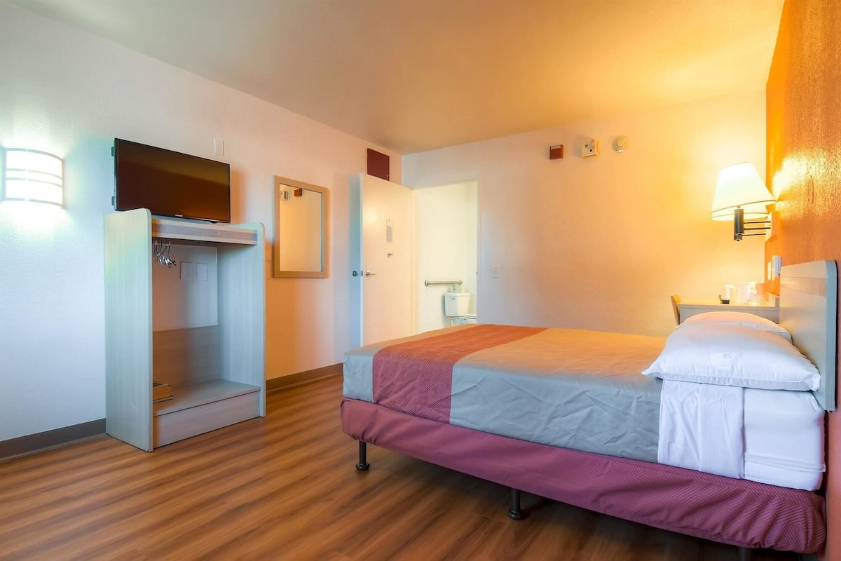 Blackout drapes, free WiFi, bed sheets