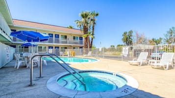 Bañera de hidromasaje al aire libre