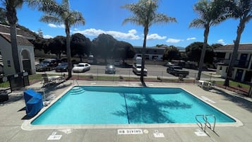 Kauden mukainen ulkouima-allas