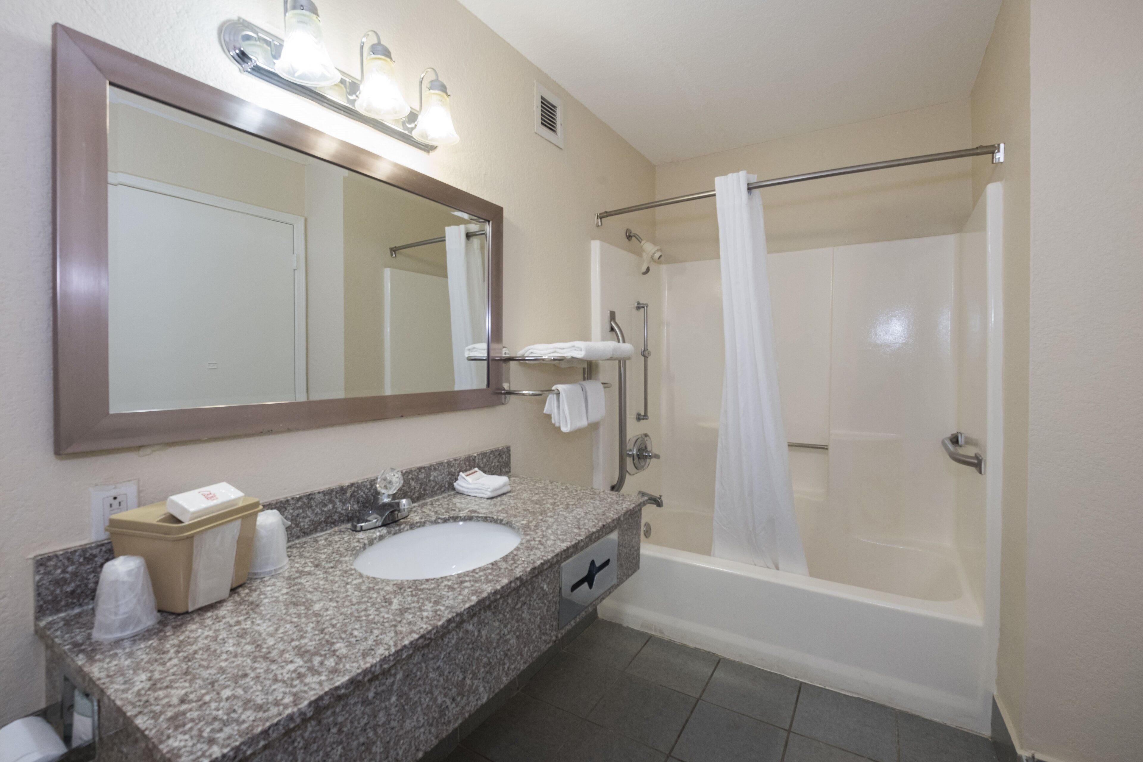 Photo - Red Roof Inn Mobile - Midtown