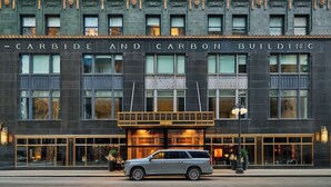 La façade du bâtiment Carbide and Carbon, avec ses grandes fenêtres et son balcon.