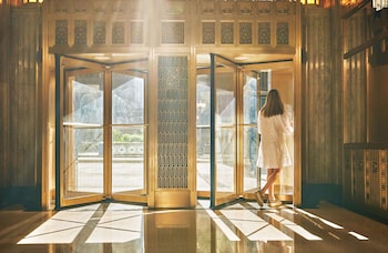 Hotel entrance and lobby at Pendry Chicago