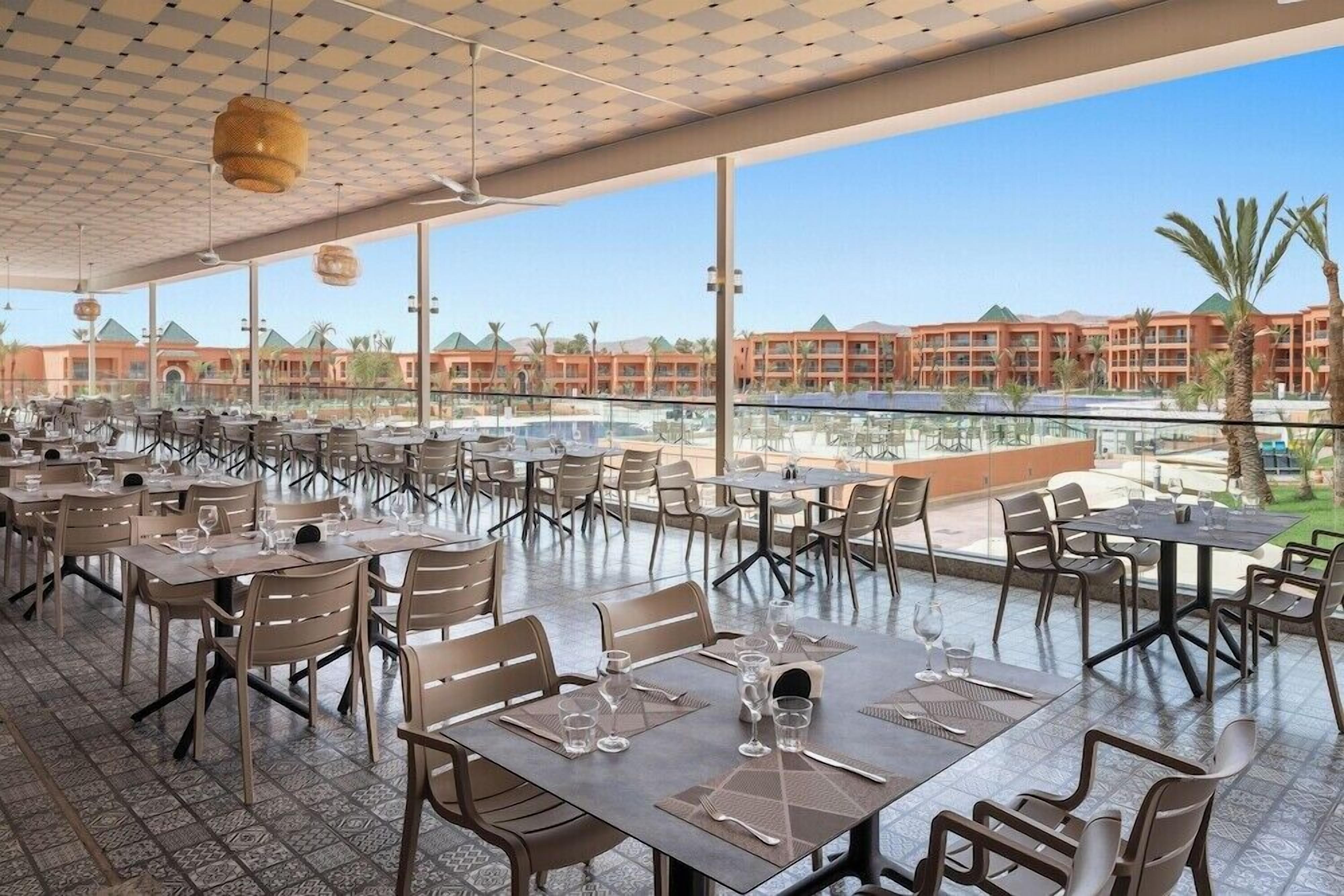 3 restaurants; breakfast, lunch, and dinner served