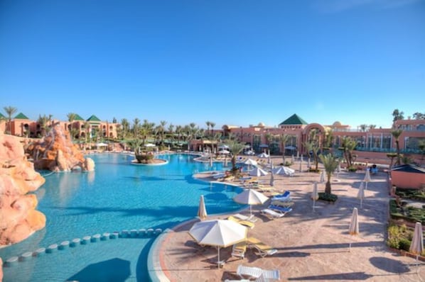 Piscine couverte, piscine extérieure, parasols de plage, chaises longues