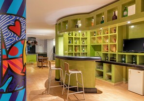 Een 32-inch lcd-televisie met kabelzenders en een televisie