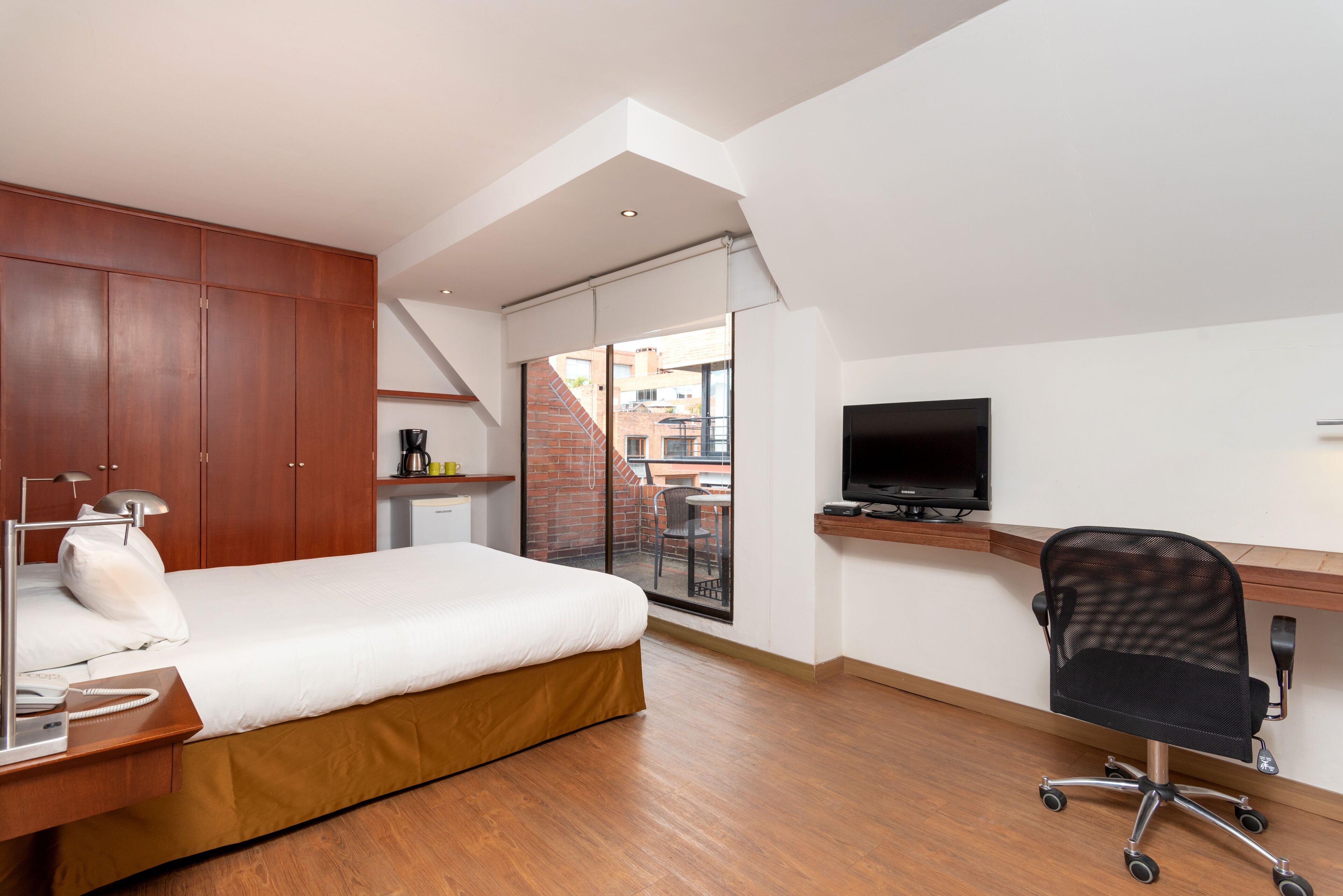 standard room, 1 queen bed | down duvets, in-room safe, desk, blackout curtains