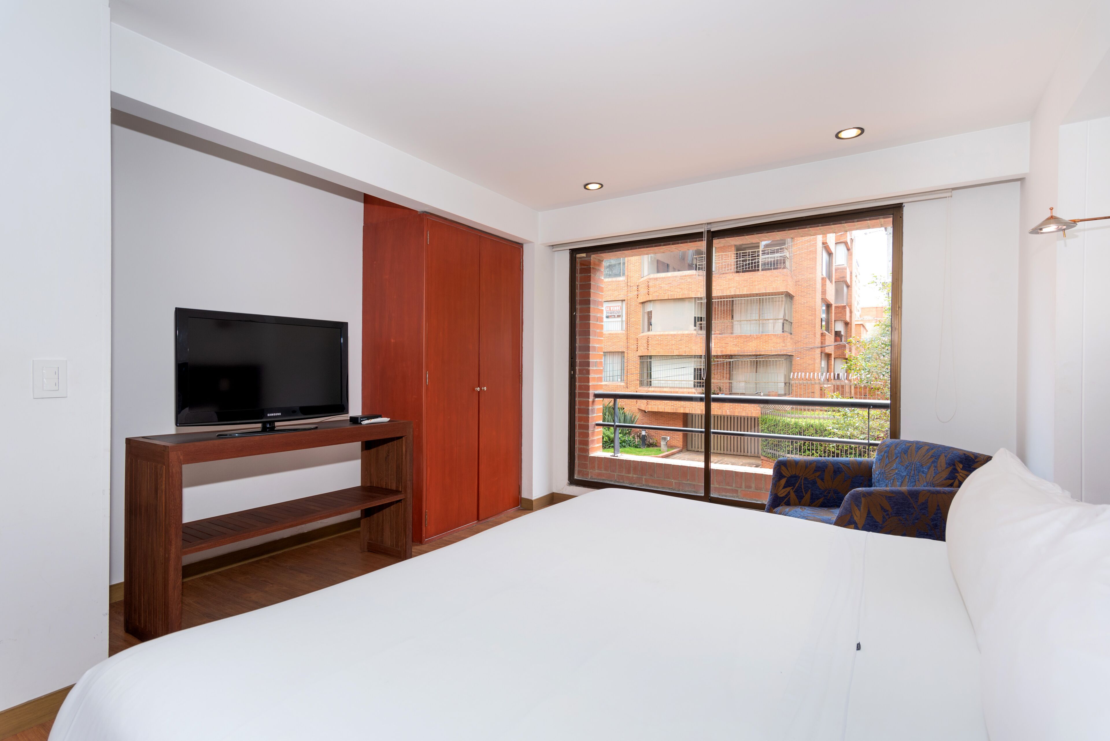 deluxe room, bathtub | down duvets, in-room safe, desk, blackout curtains