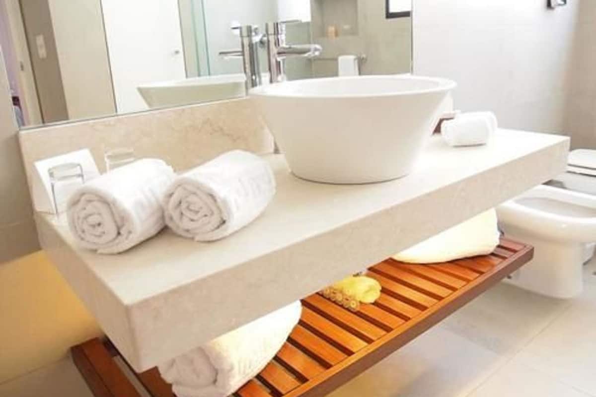 combined shower/bathtub, hair dryer, bidet, towels