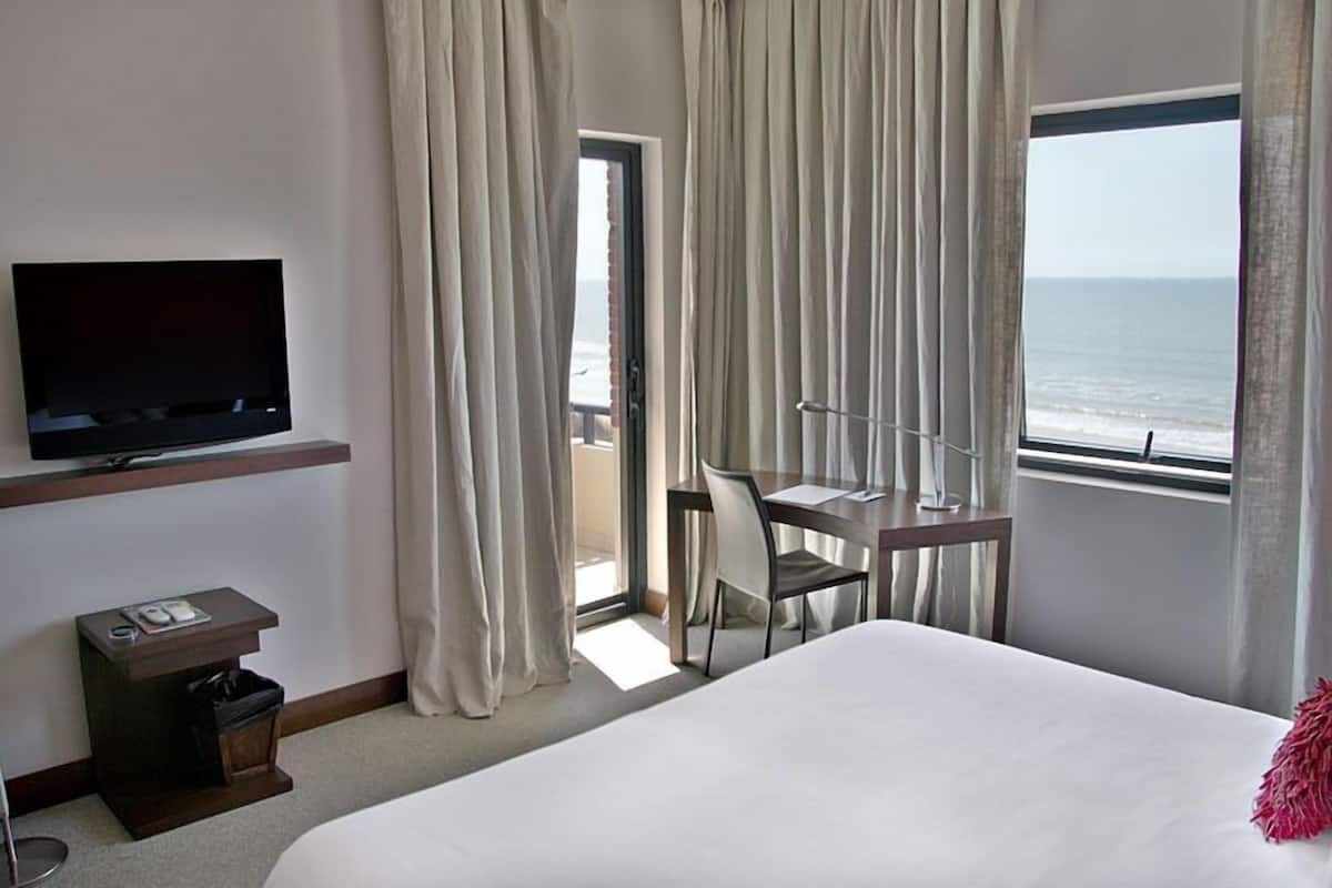 Minibar, safe på rommet, skrivebord og lydisolert