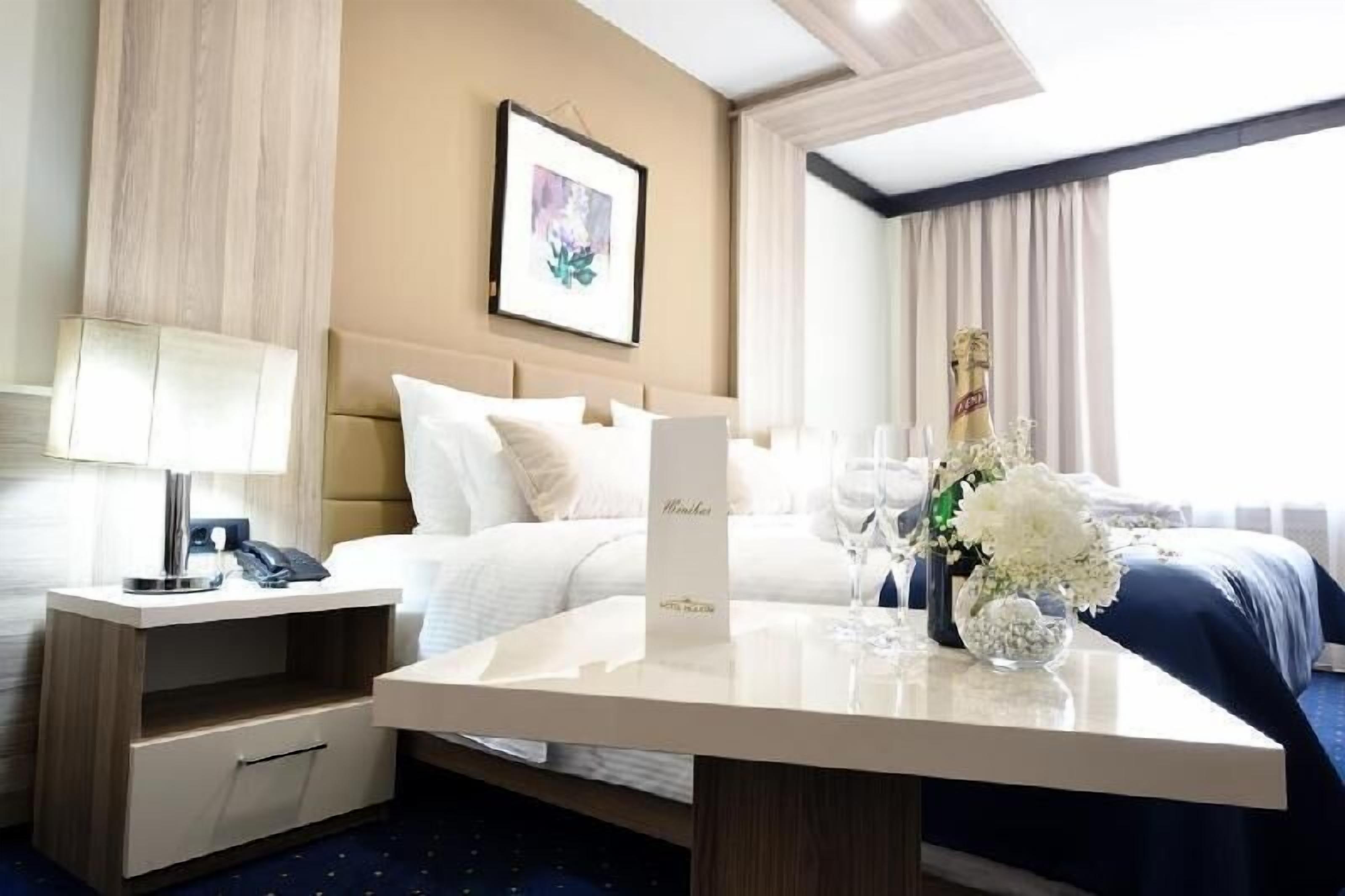 Minibar, in-room safe