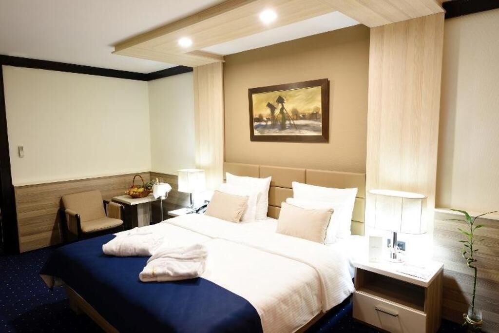 Minibar, in-room safe