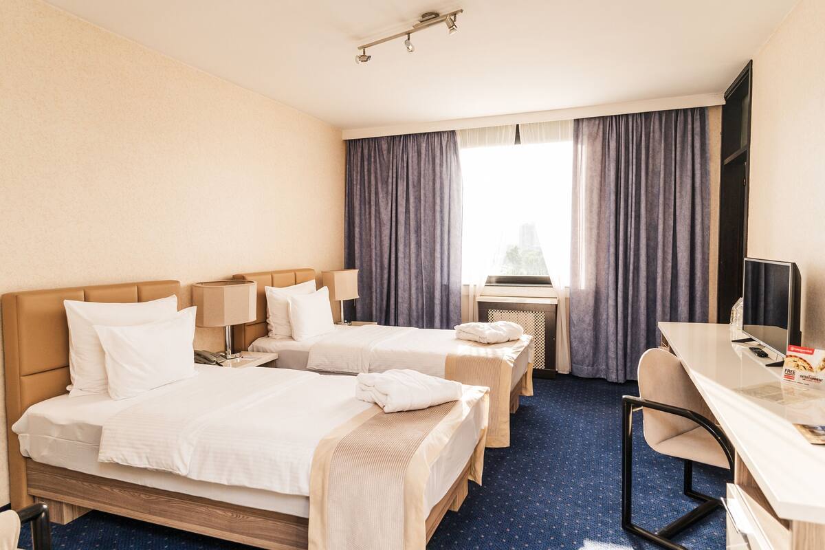 Minibar, in-room safe
