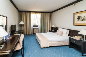 ميني بار وخزنة داخل الغرفة