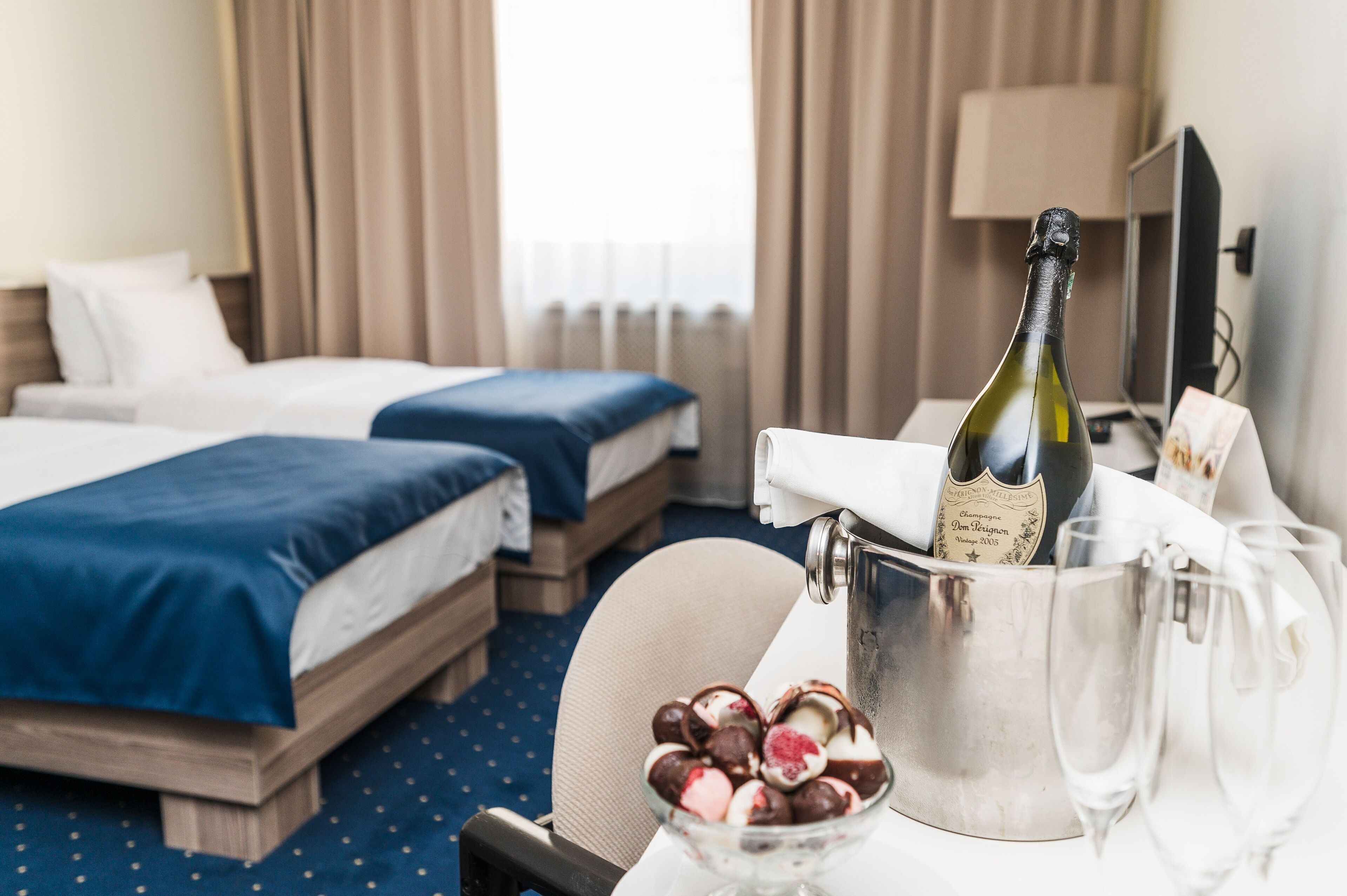 Minibar, in-room safe