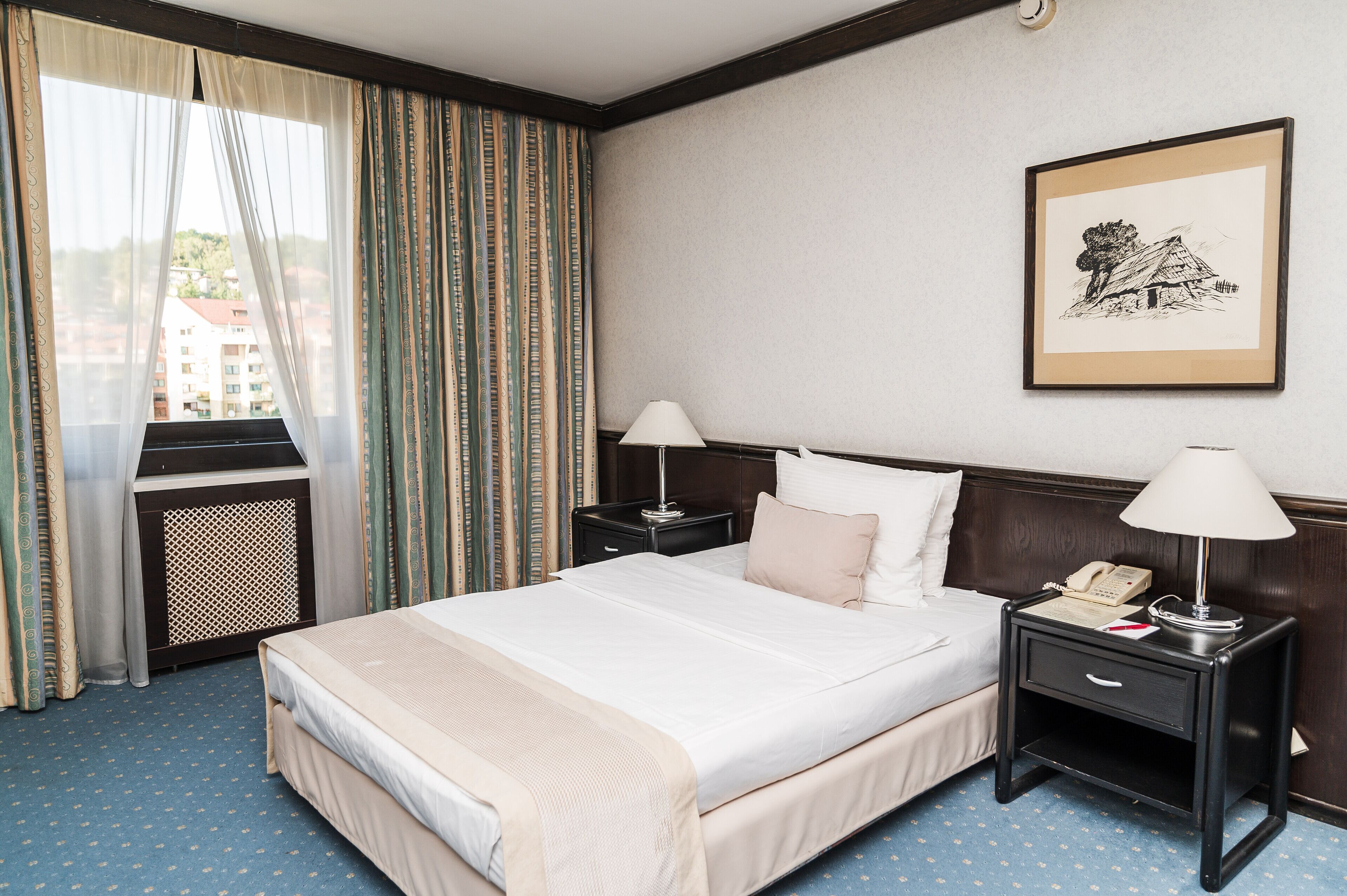 Minibar, in-room safe