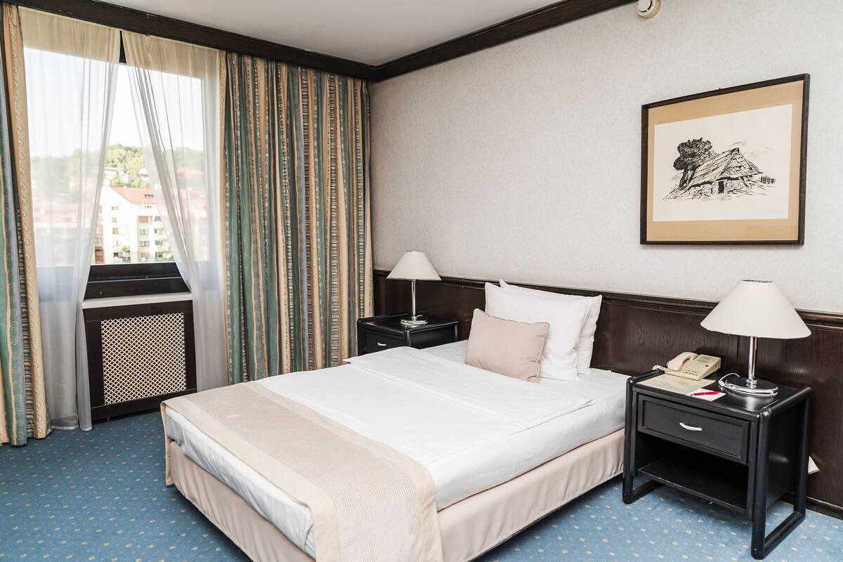 Minibar, in-room safe