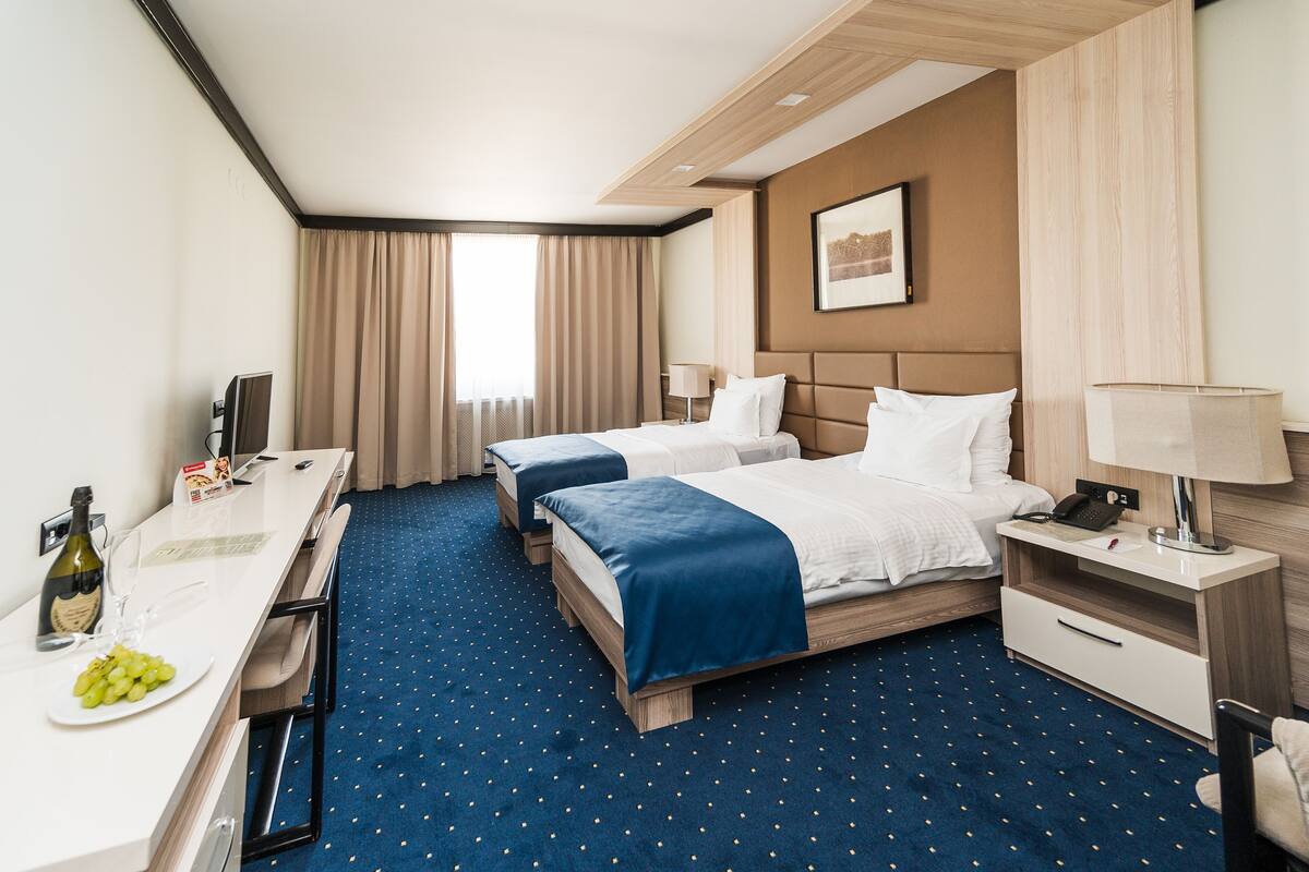 Minibar, in-room safe