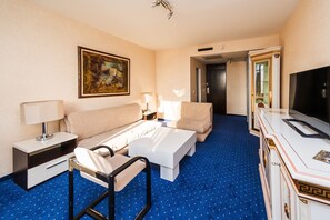 ميني بار وخزنة داخل الغرفة