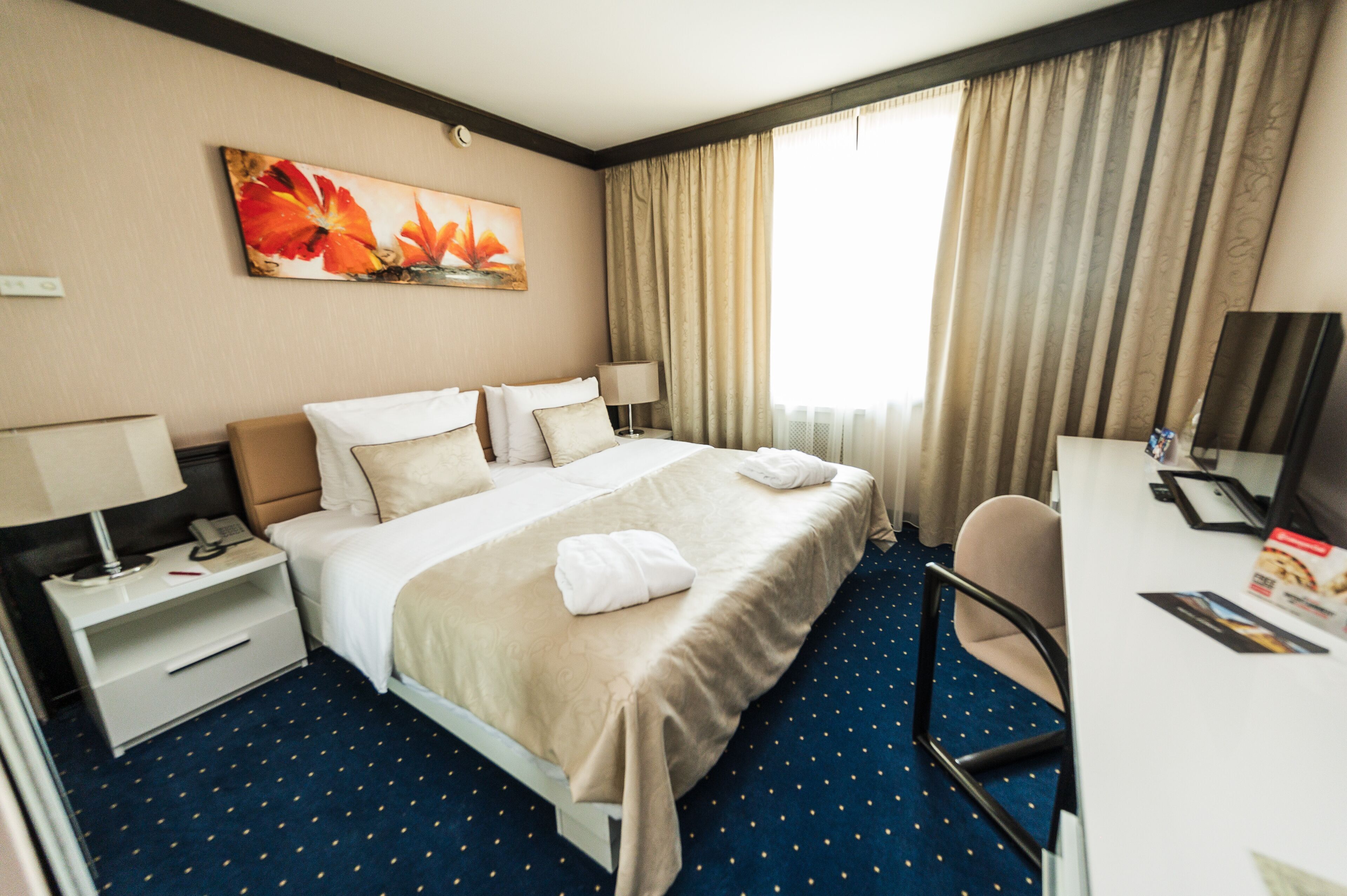 Minibar, in-room safe