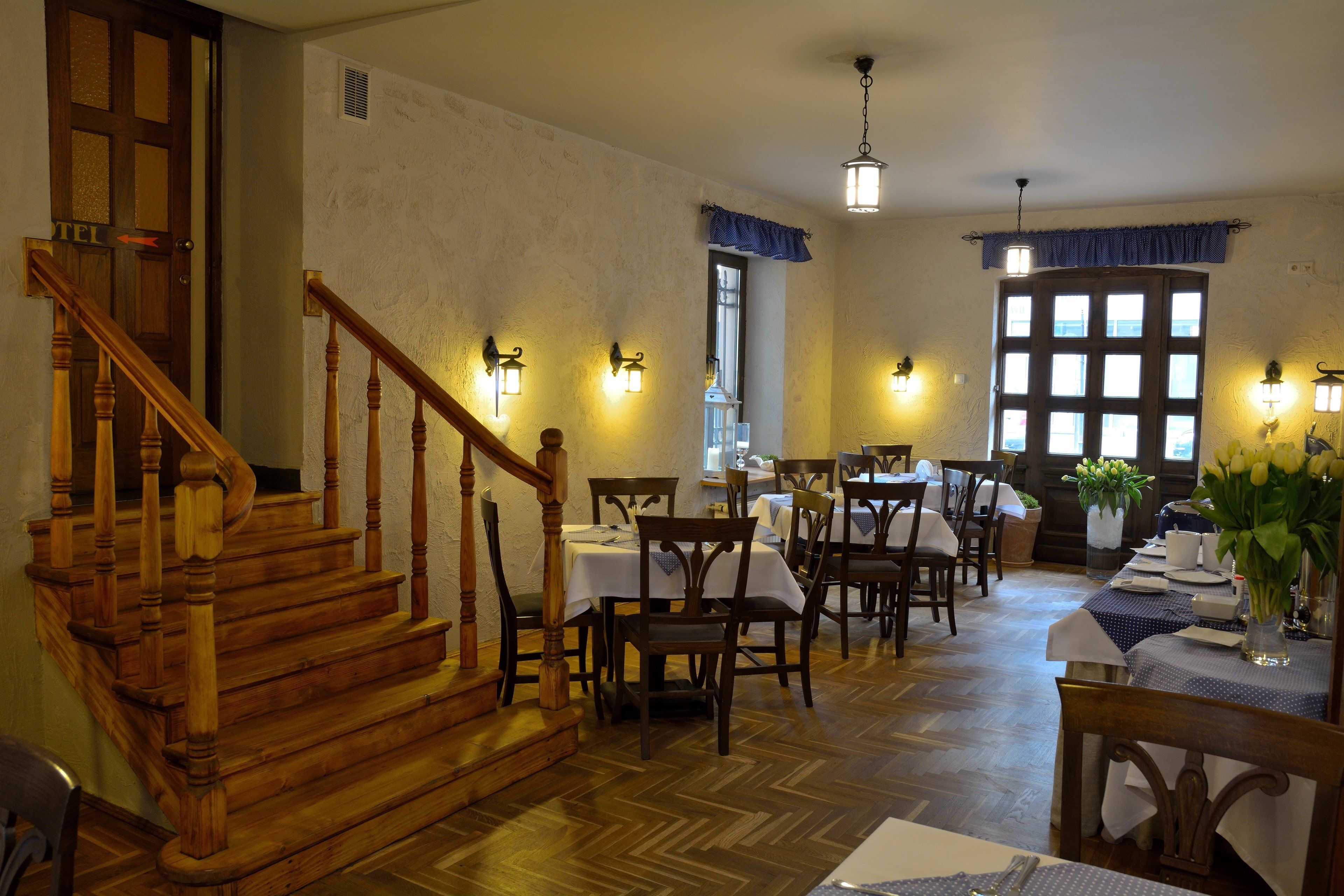 daily buffet breakfast (pln 40 per person)