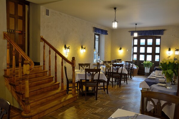 Daily buffet breakfast (PLN 40 per person)