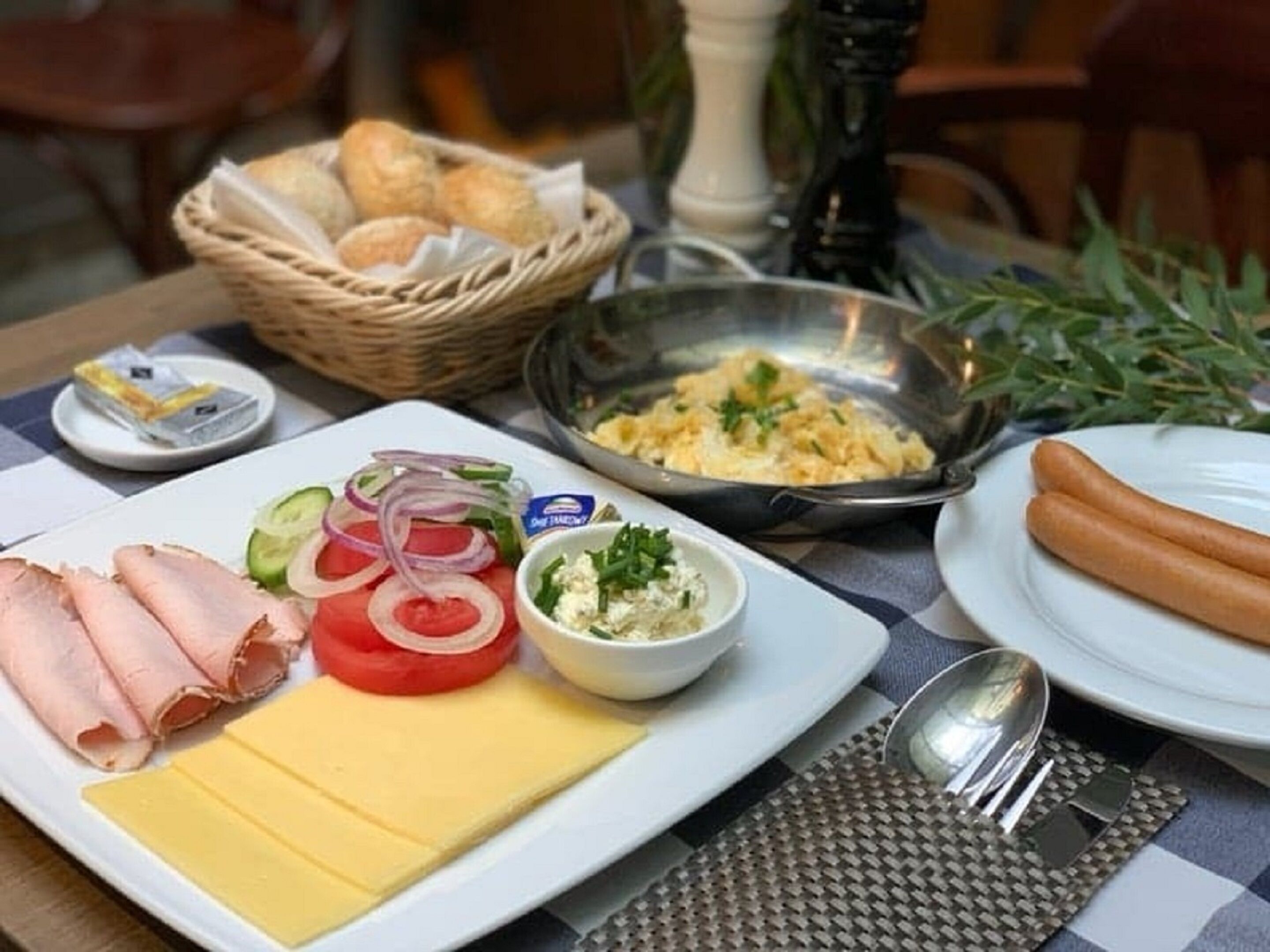 daily buffet breakfast (pln 40 per person)
