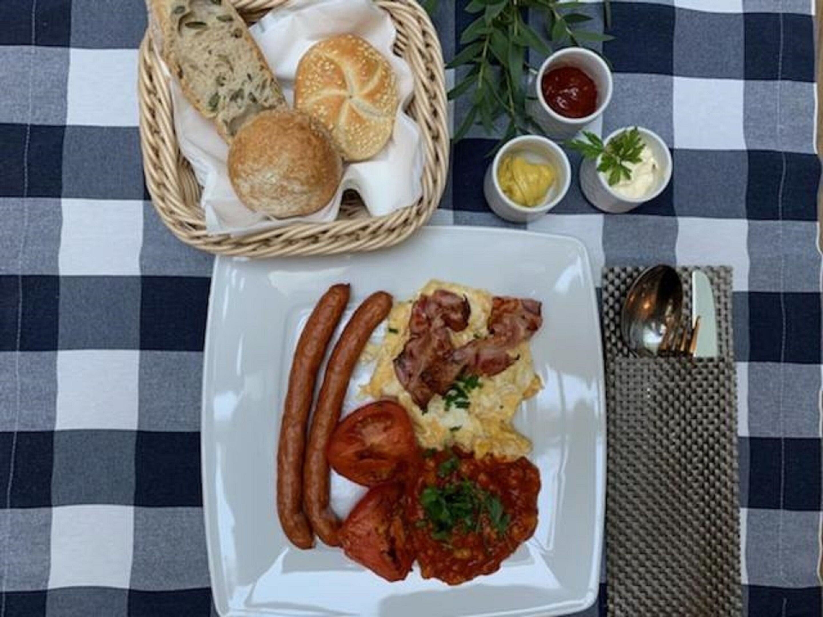 daily buffet breakfast (pln 40 per person)