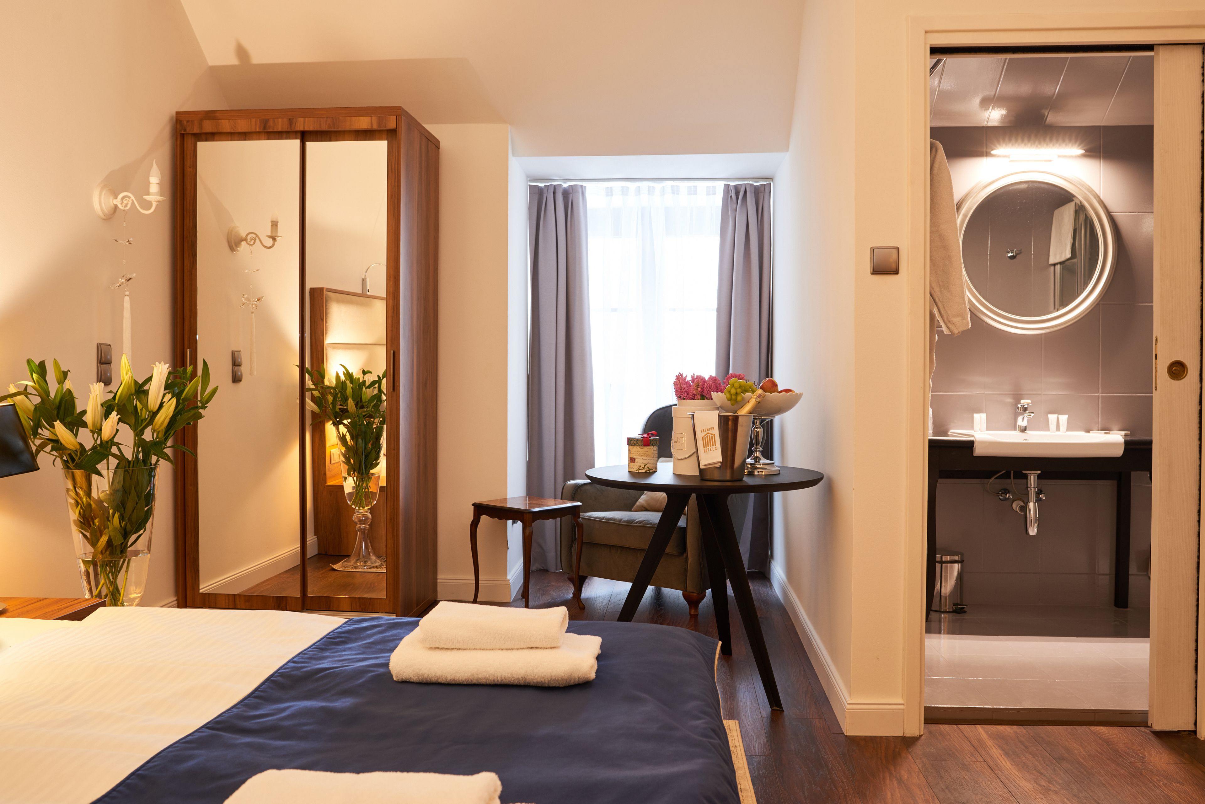 deluxe double room | hypo-allergenic bedding, in-room safe, desk, laptop workspace