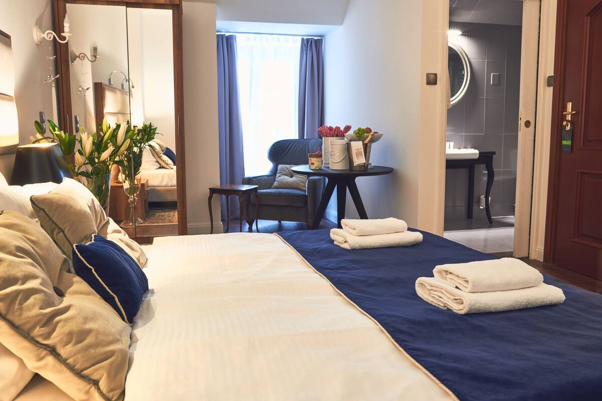 Deluxe Double Room | 1 bedroom, hypo-allergenic bedding available, in-room safe, desk