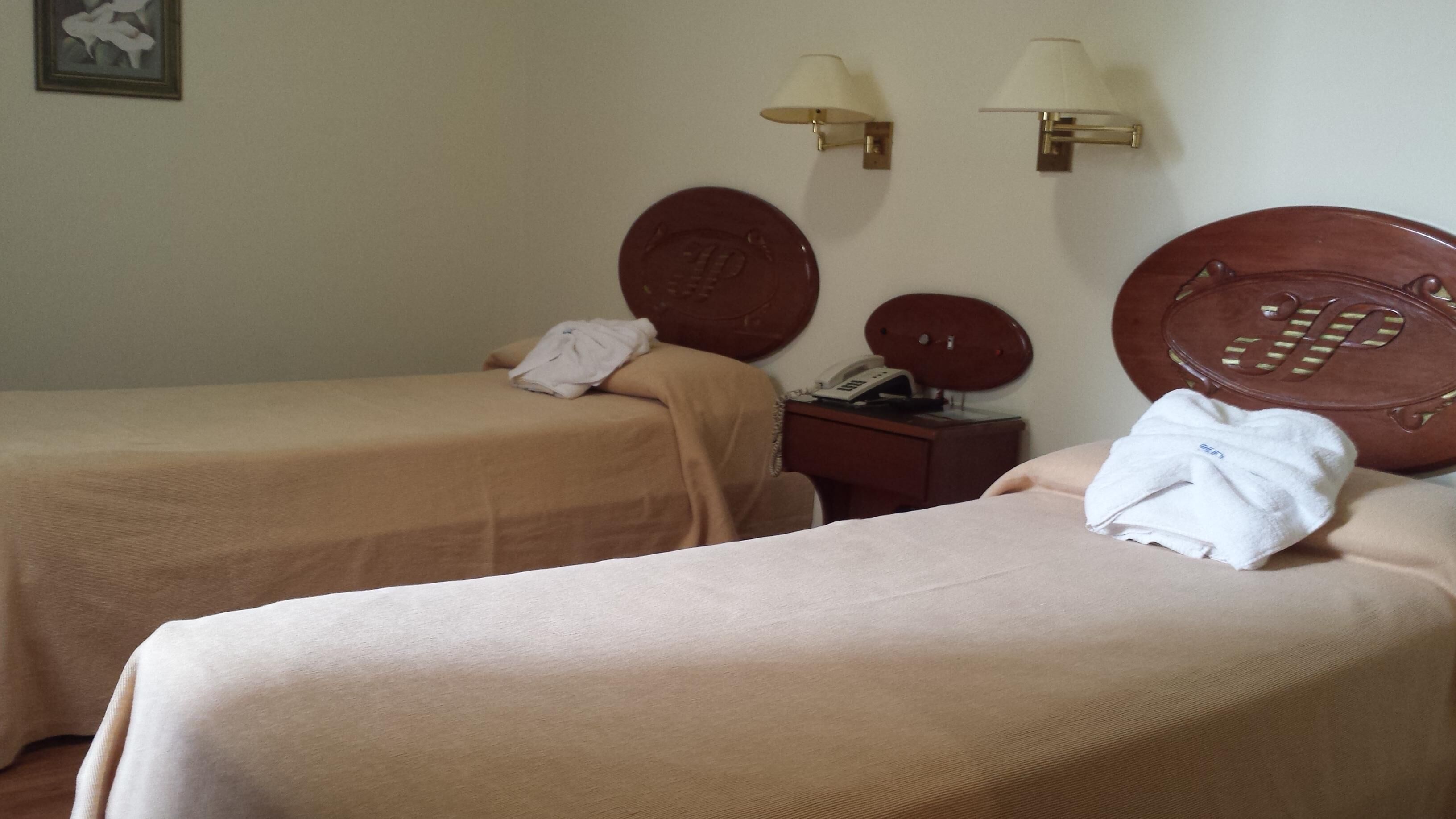 Minibar, caja de seguridad en la habitación, wifi gratis y ropa de cama 