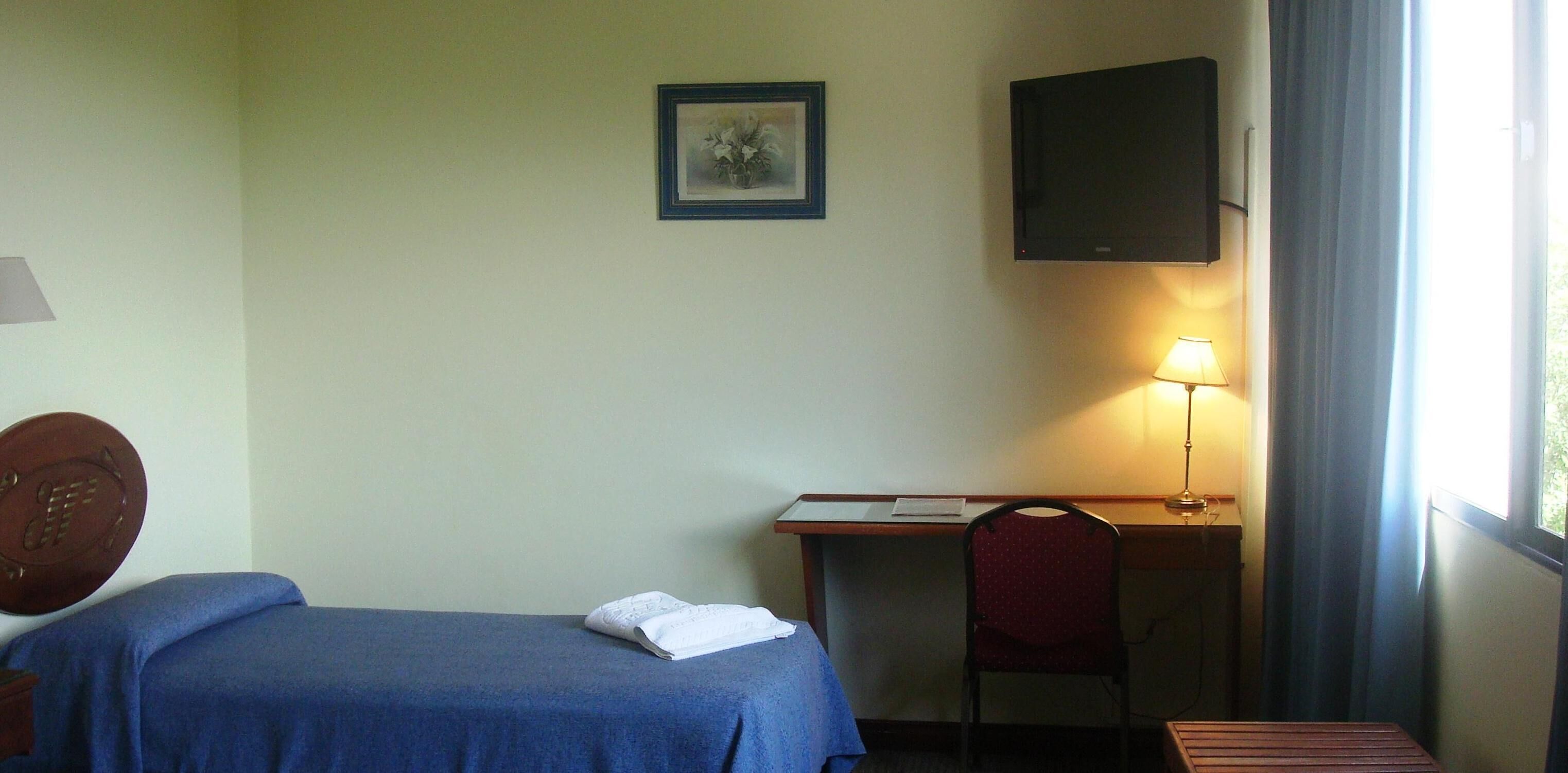 Minibar, caja de seguridad en la habitación, wifi gratis y ropa de cama 