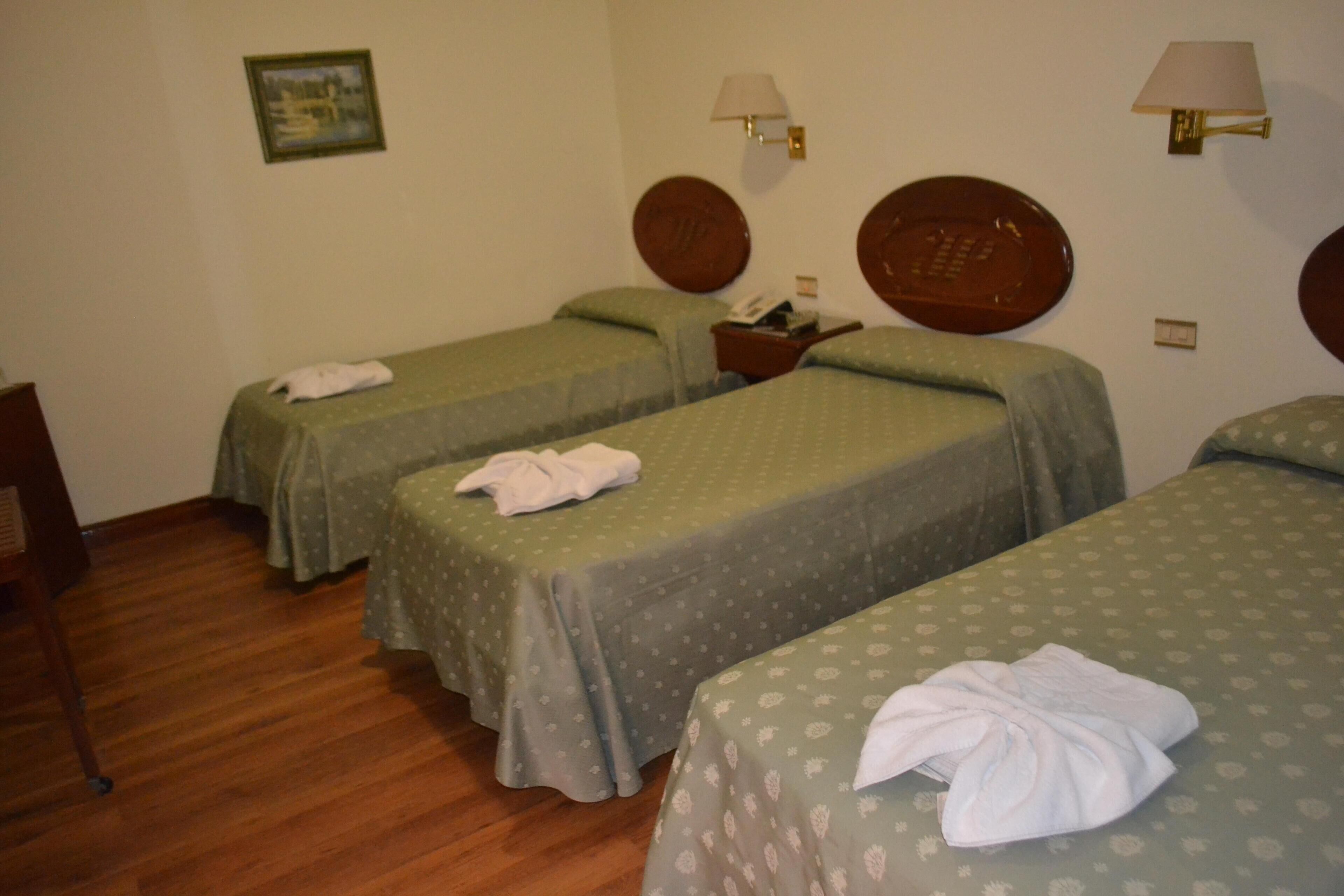 Minibar, caja de seguridad en la habitación, wifi gratis y ropa de cama 